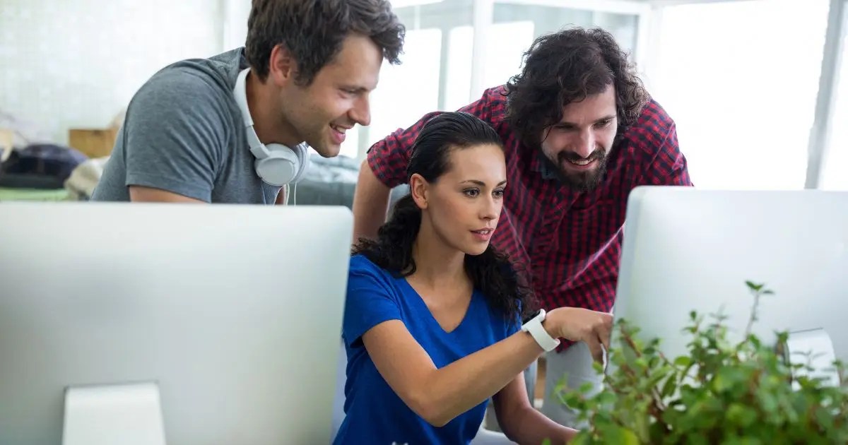 Equipe da EmpresaSEO trabalhando